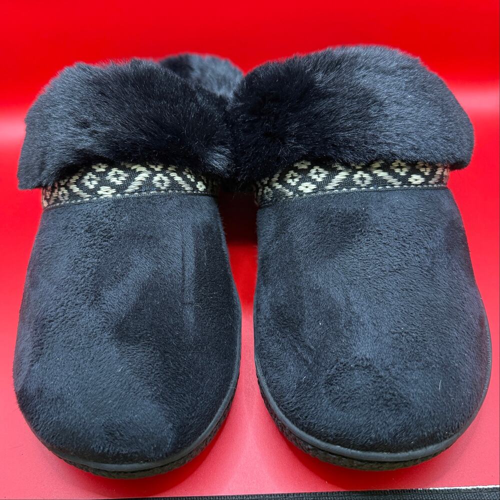 Isotoner slipper women’s 9.5-10. Black faux fur, instep accent band, excellent